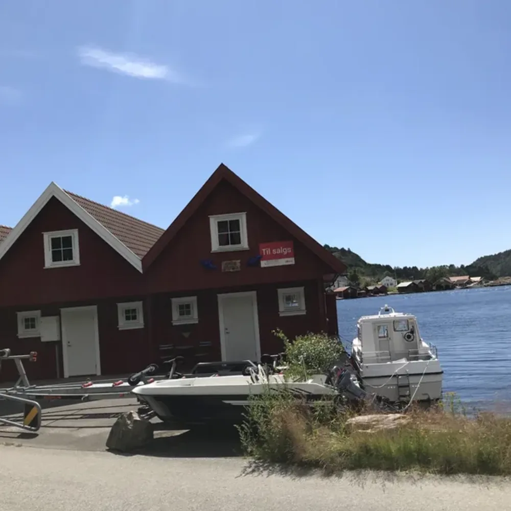 Lakeside Cottages